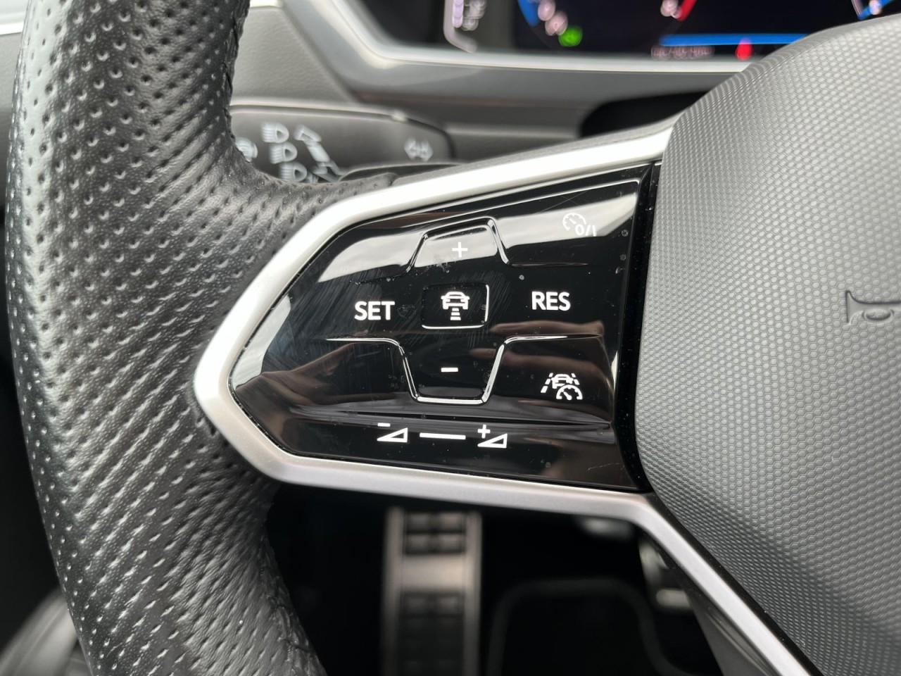 Tiguan Allspace 2,0 TSI DSG 4Motion R-Line (AHK+Navi)