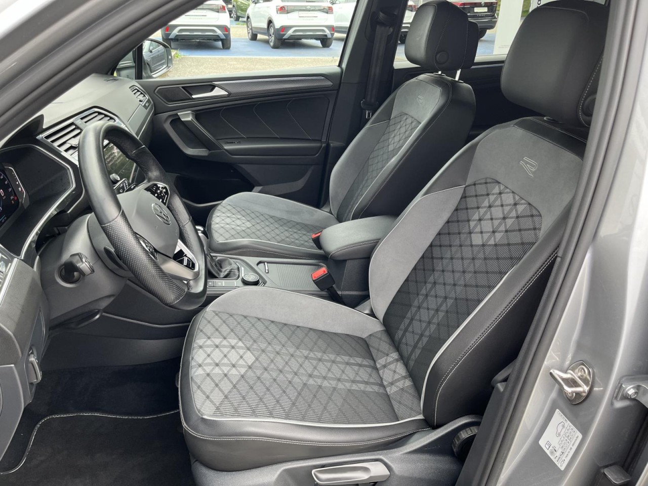 Tiguan Allspace 2,0 TSI DSG 4Motion R-Line (AHK+Navi)