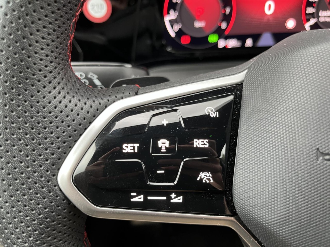 Golf VIII GTI 2,0 TSI DSG (DCC+LED+Navi+RearView)