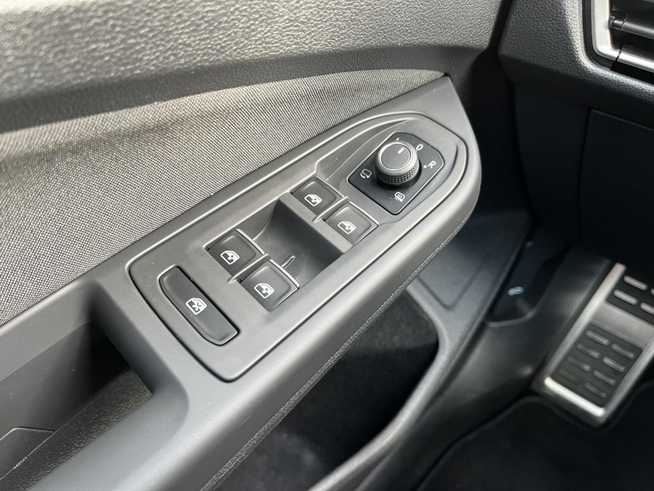 Golf VIII 1,5 eTSI DSG Active (LED+RearView+Navi)