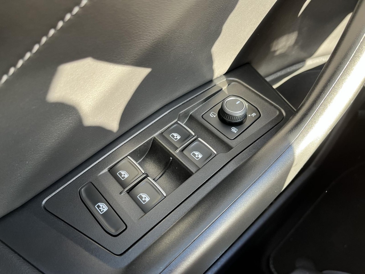 T-Roc 1,5 TSI DSG R-Line (IQLight+RearView+Navi)