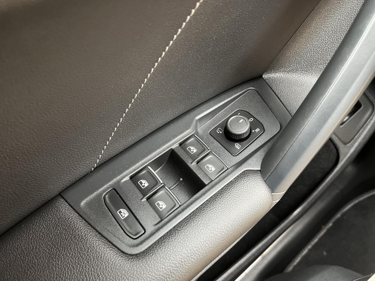 Tiguan 2,0 TDI DSG 4Motion R-Line (Navi+LED+RearView)