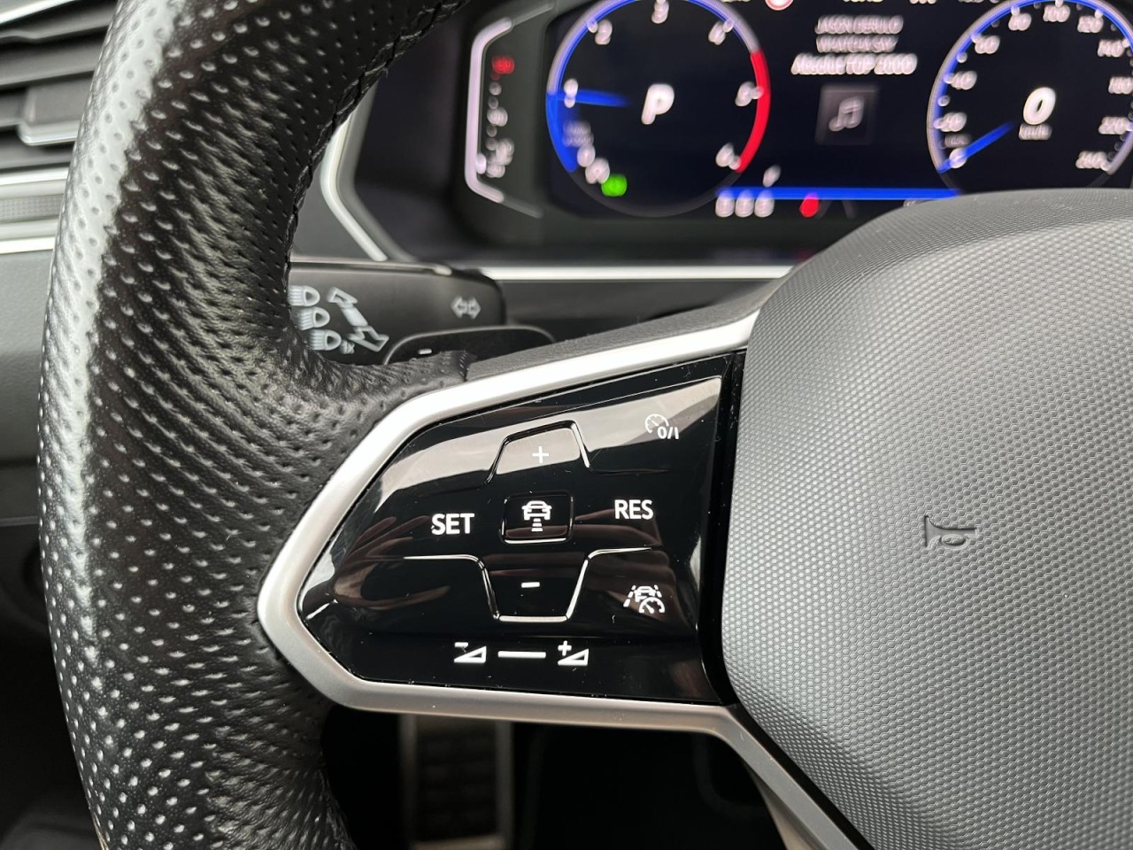 Tiguan 2,0 TDI DSG 4Motion R-Line (Navi+LED+RearView)