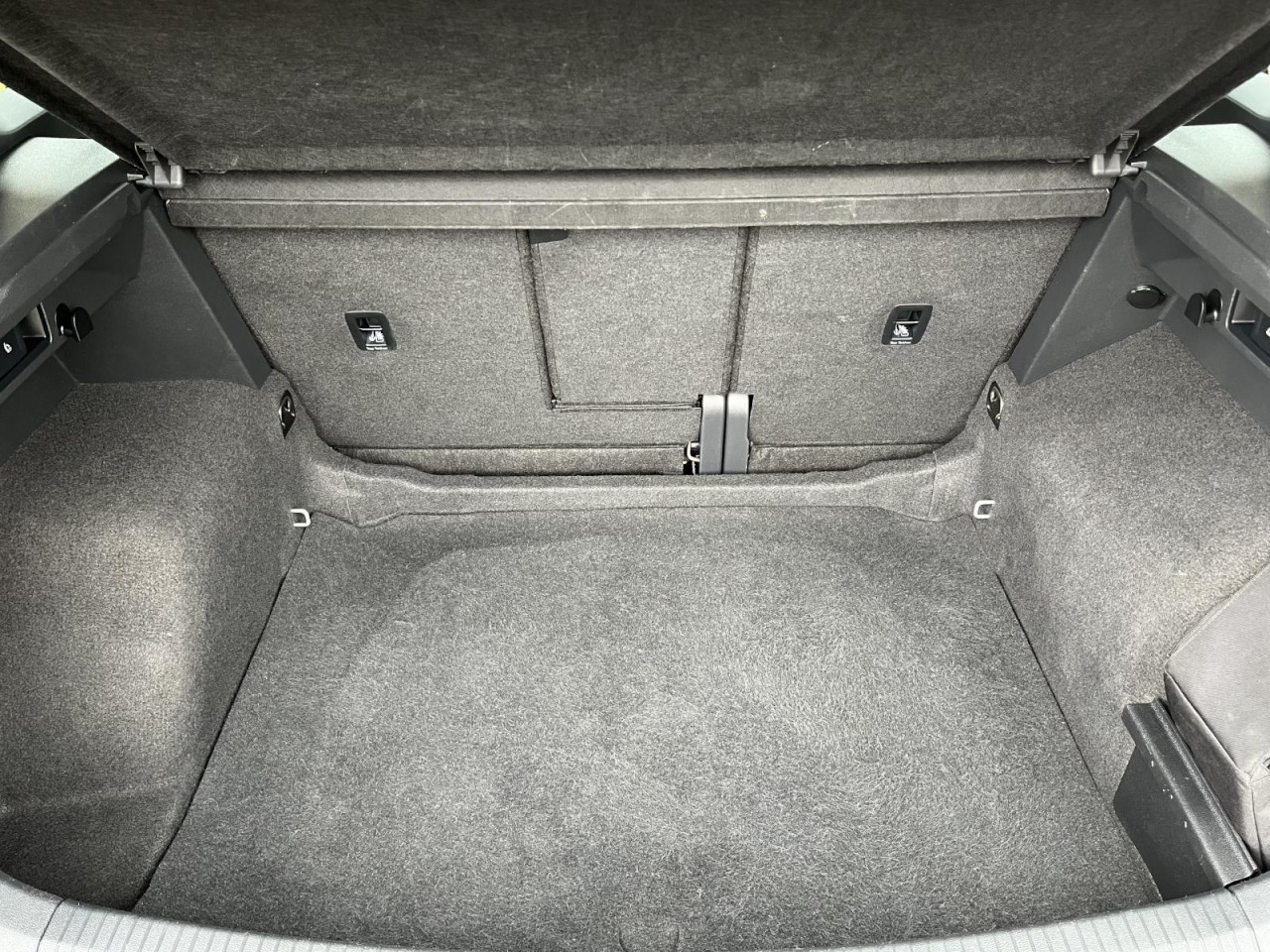 Tiguan 2,0 TDI DSG 4Motion R-Line (Navi+LED+RearView)