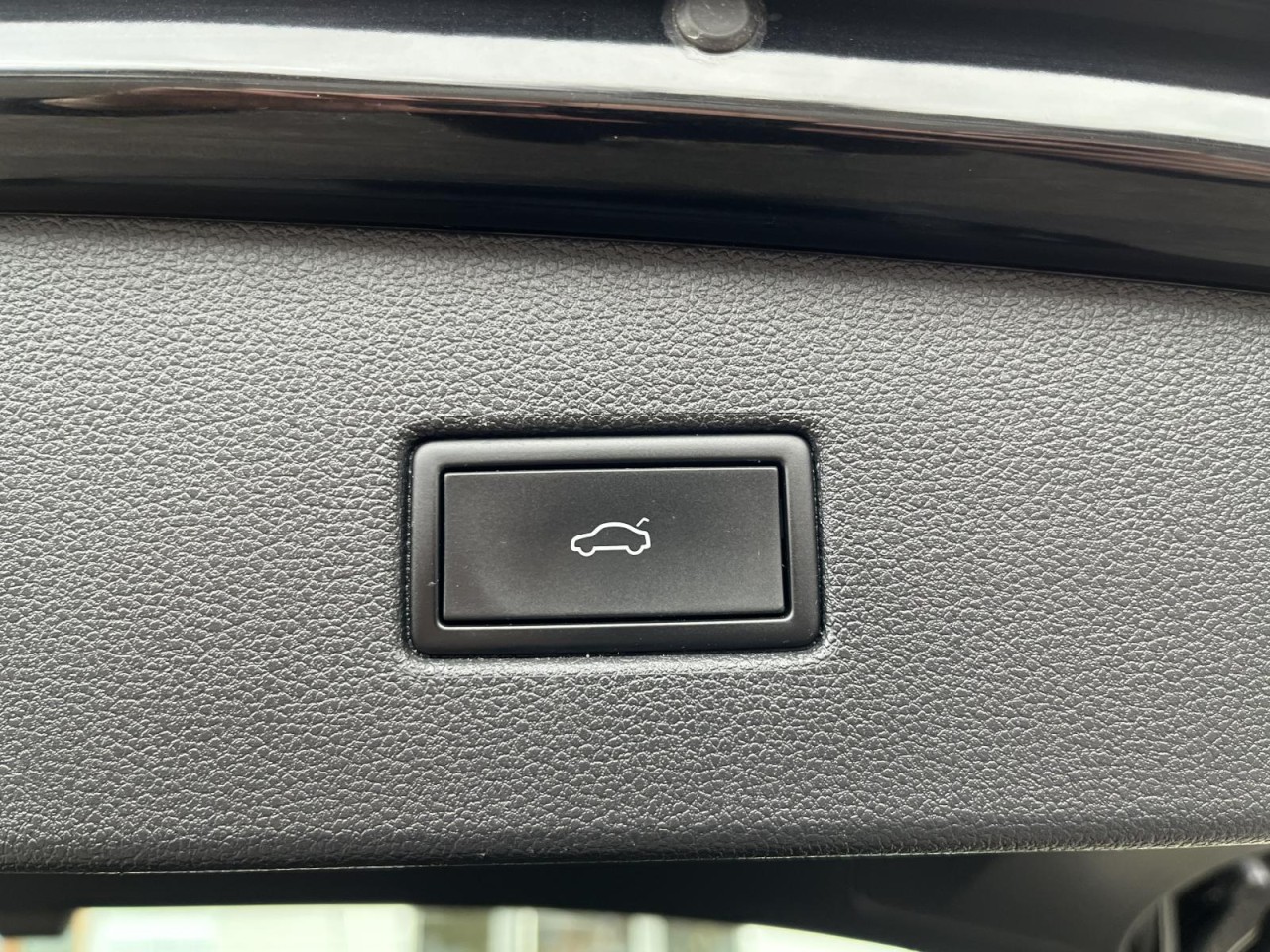 Tiguan 2,0 TDI DSG 4Motion R-Line (Navi+LED+RearView)