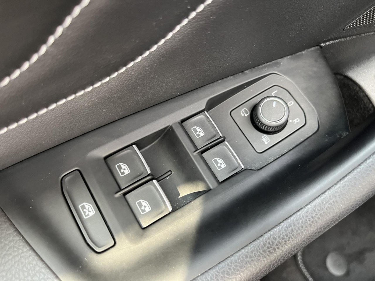 Passat Variant 2,0 TDI DSG 4Motion R-Line (AHK+Navi)