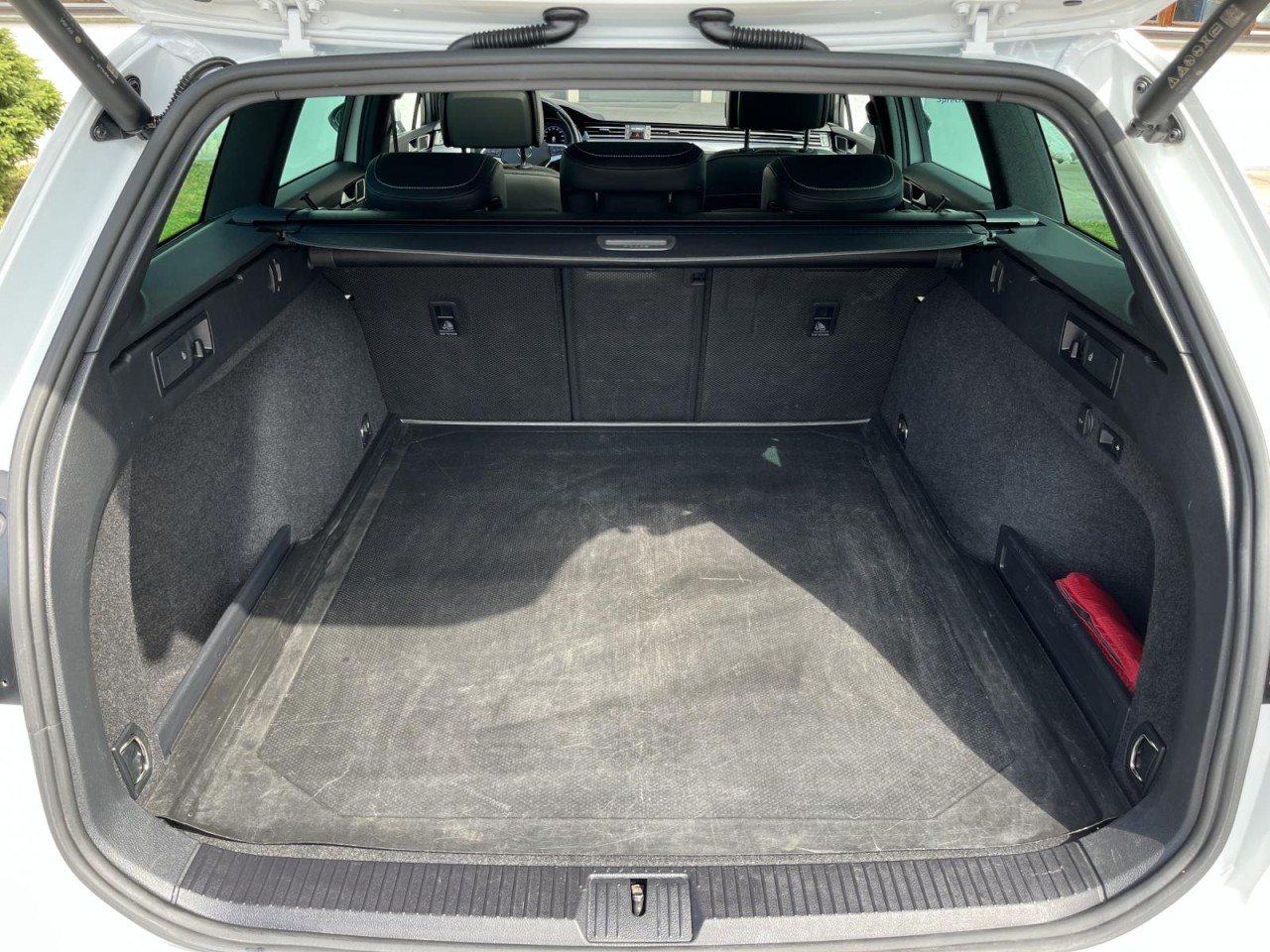 Passat Variant 2,0 TDI DSG 4Motion R-Line (AHK+Navi)