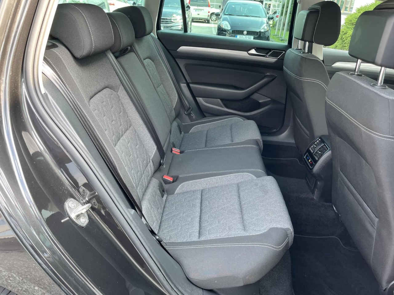 Passat Variant 2,0 TDI DSG Business (AHK+Navi+RearView)