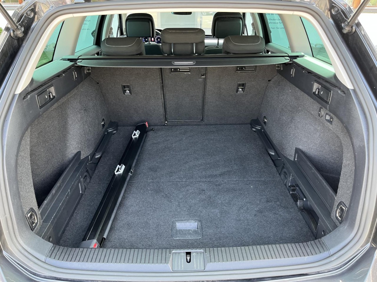 Passat Variant 2,0 TDI DSG Business (AHK+Navi+RearView)