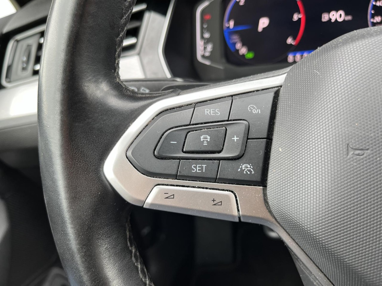 Passat Variant 2,0 TDI DSG Bussiness (AHK+ACC+RearView)