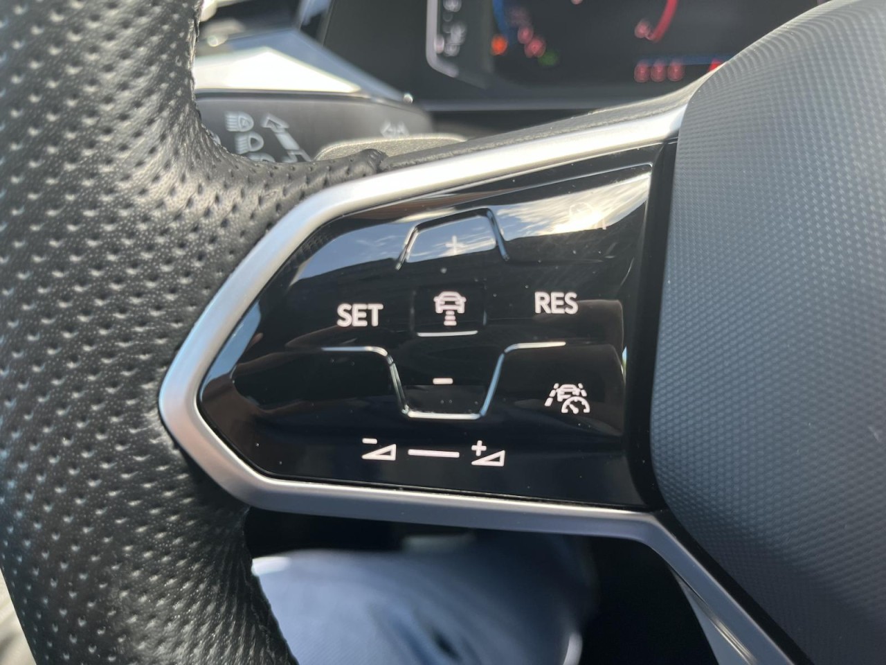 Arteon Shootingbrake 2,0 TDI DSG R-Line (AHK+DCC+Navi)
