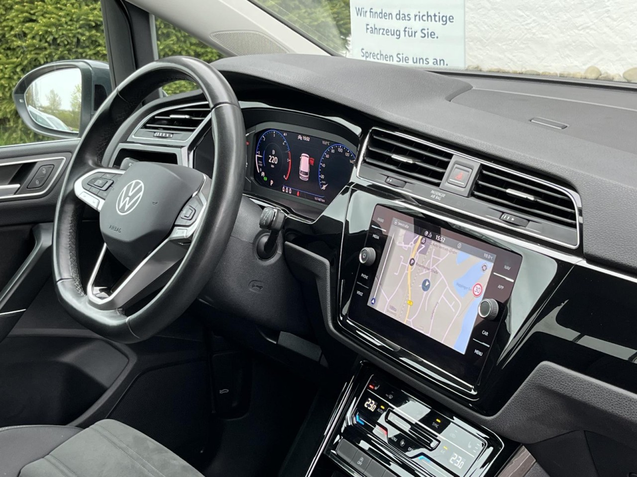 Touran 2,0 TDI DSG Highline (AHK+RearView)