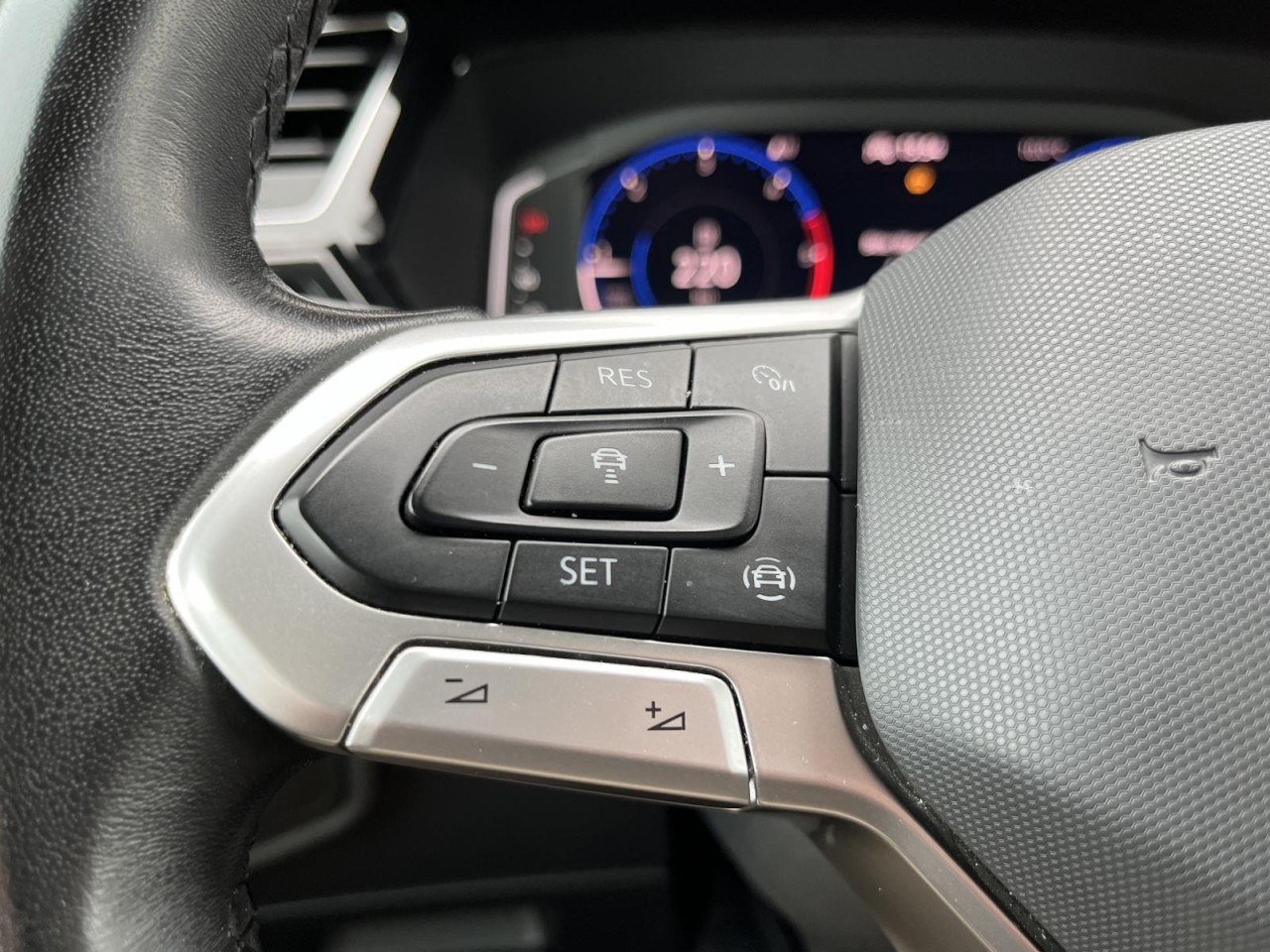 Touran 2,0 TDI DSG Highline (AHK+RearView)