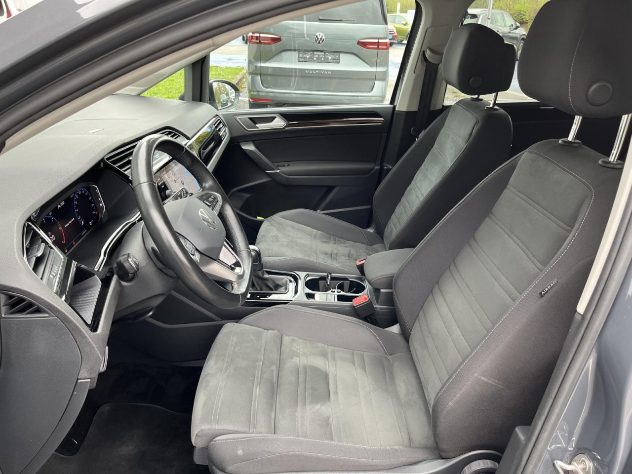 Touran 2,0 TDI DSG Highline (AHK+RearView)