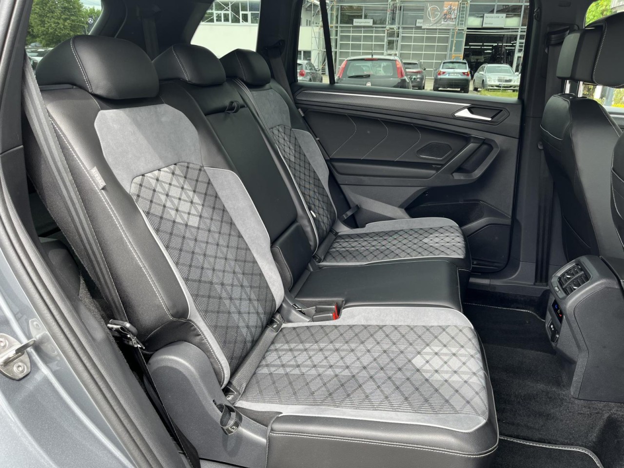 Tiguan Allspace R-Line 2,0 TSI DSG BlackStyle 7-Sitzer 4Motion (RearView+DCC)