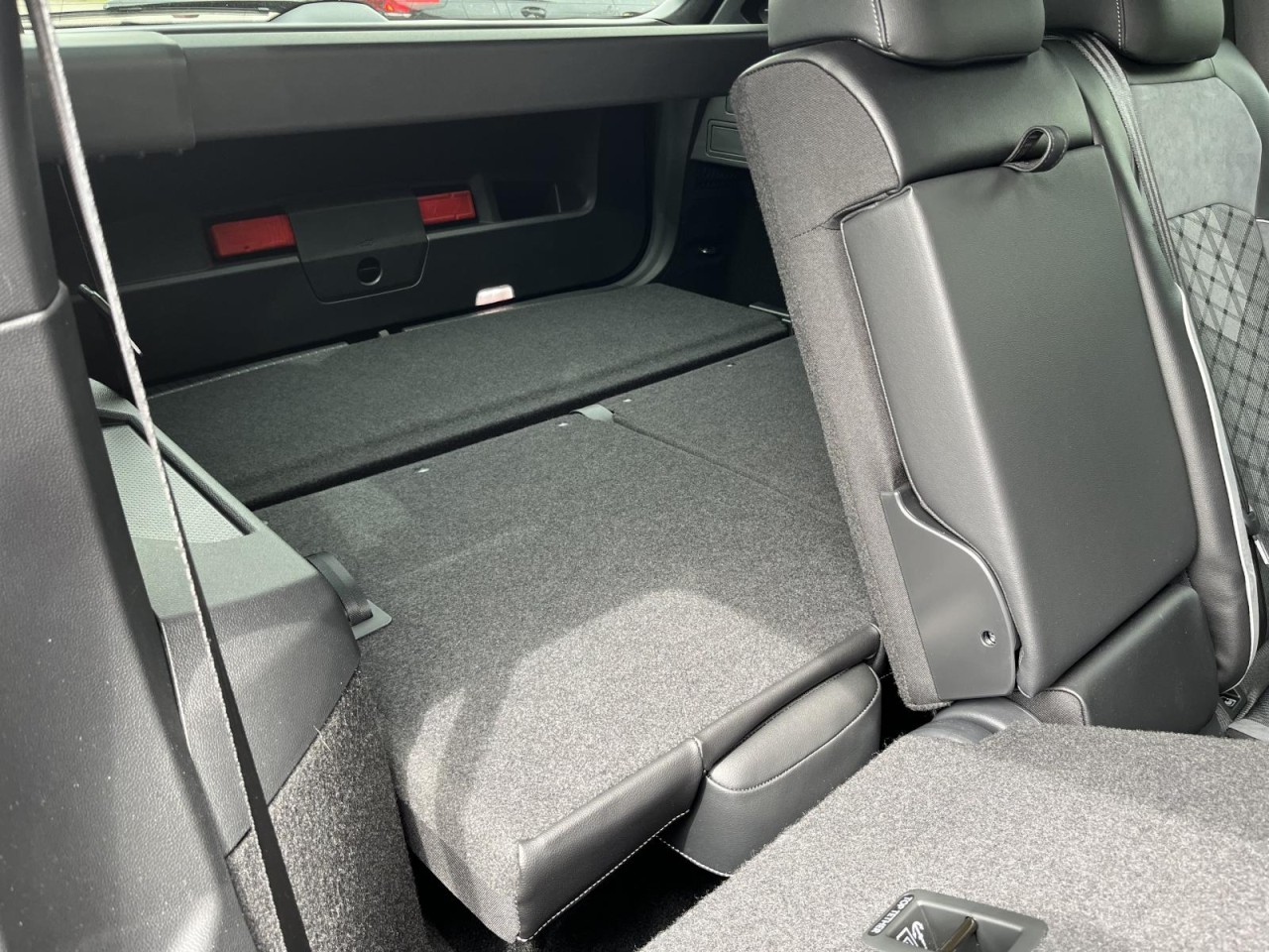 Tiguan Allspace R-Line 2,0 TSI DSG BlackStyle 7-Sitzer 4Motion (RearView+DCC)