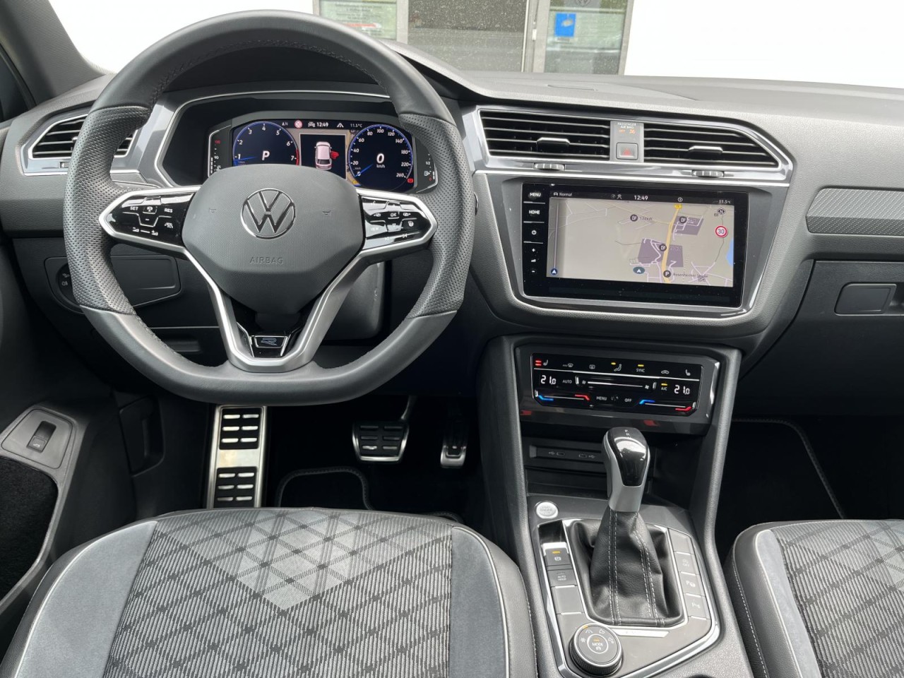 Tiguan Allspace R-Line 2,0 TSI DSG BlackStyle 7-Sitzer 4Motion (RearView+DCC)