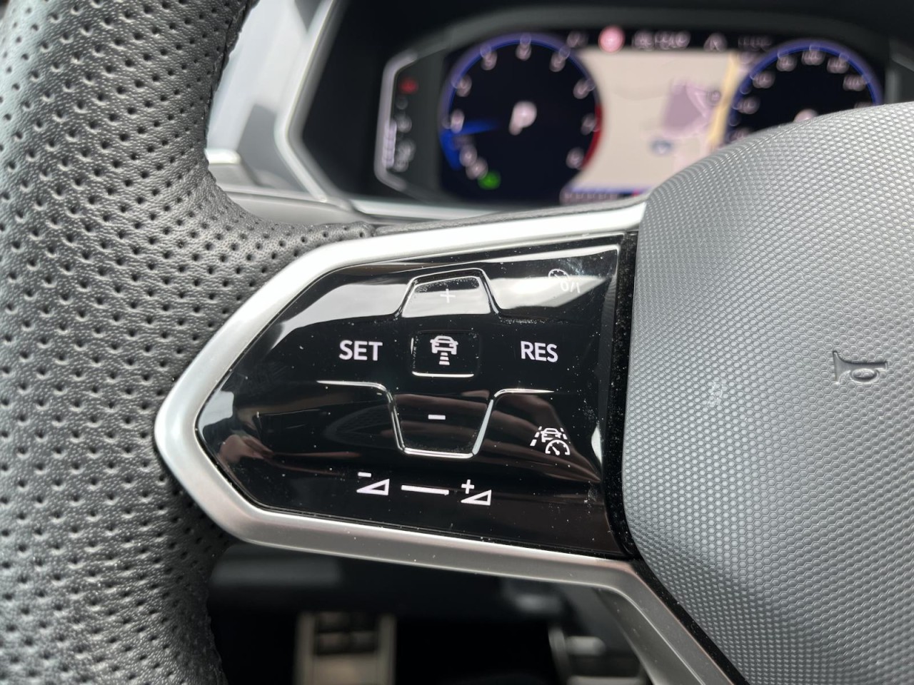 Tiguan Allspace R-Line 2,0 TSI DSG BlackStyle 7-Sitzer 4Motion (RearView+DCC)