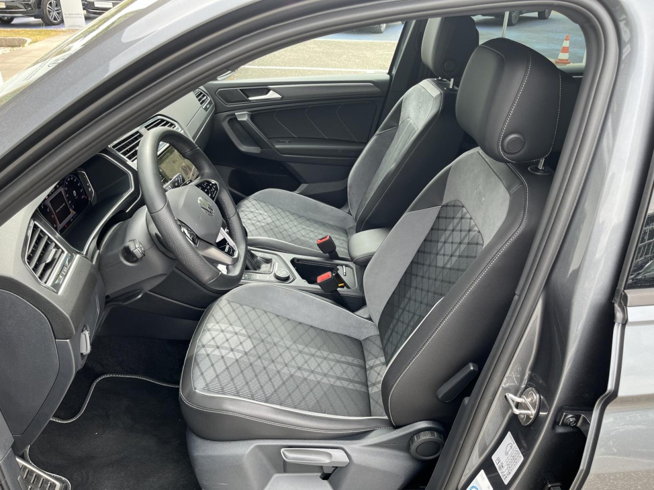 Tiguan Allspace R-Line 2,0 TSI DSG BlackStyle 7-Sitzer 4Motion (RearView+DCC)