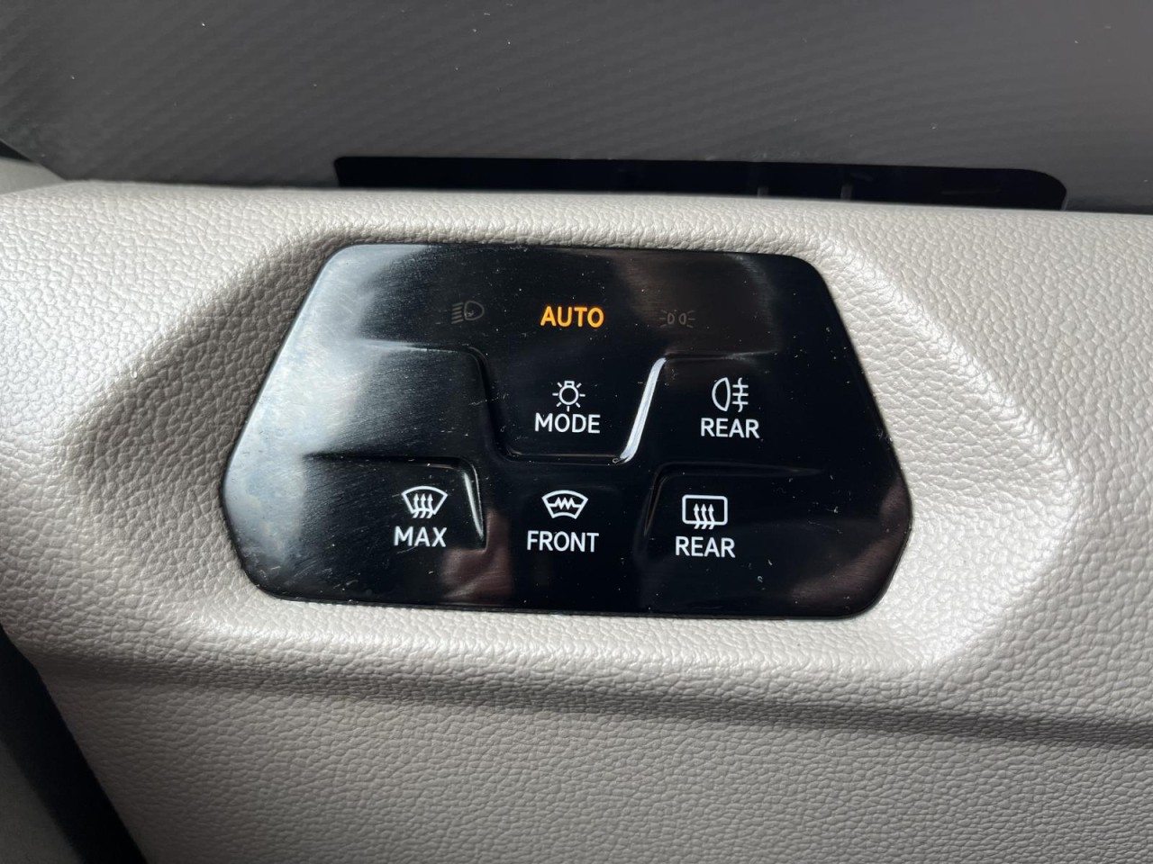 Multivan T7 2,0 TDI DSG KÜ (LED+Navi+RearView)