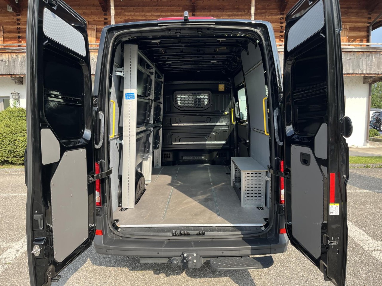 Crafter 35 Kasten MR HD 2,0 TDI (Sitzhzg.+AHK+RearView)