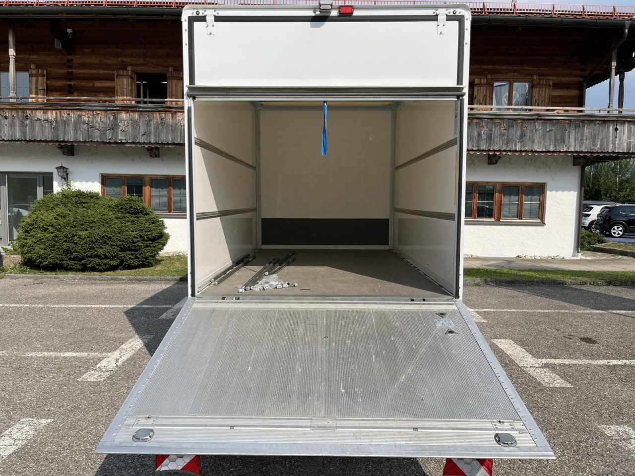Crafter 35 EK MR Kofferaufbau Spier LBW 2,0 TDI (RearView)