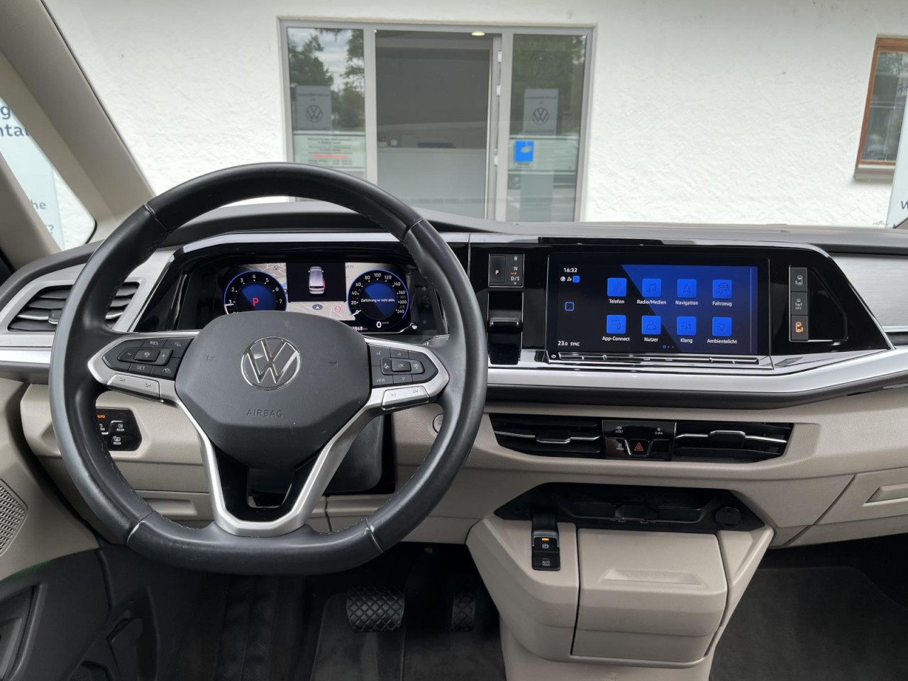 Multivan T7 2,0 TSI DSG Life KÜ (IQ.Light+Sitzhzg.+Pano)