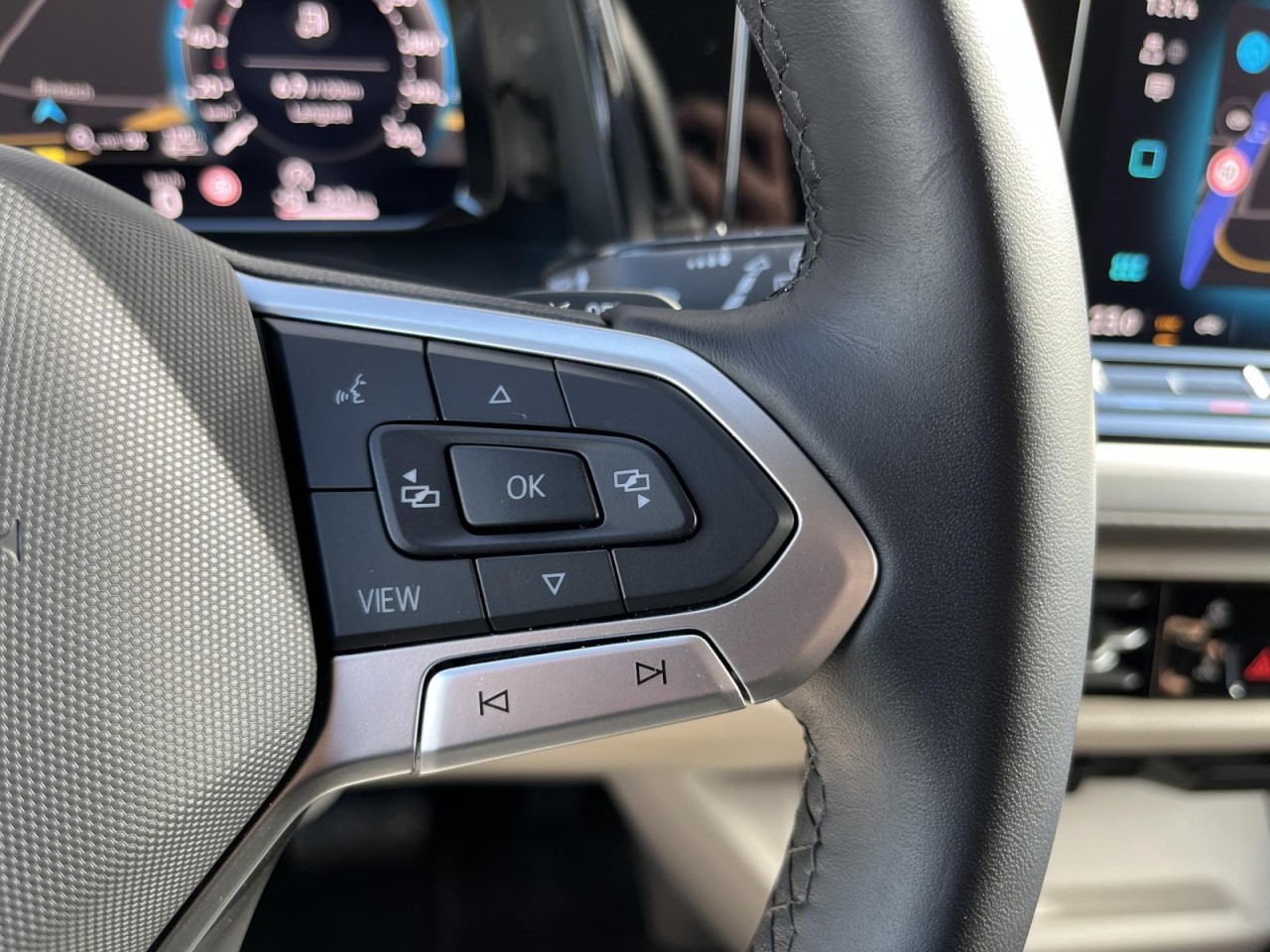 Multivan T7 Life 2,0 TDI DSG KÜ (LED+AHK+Navi)