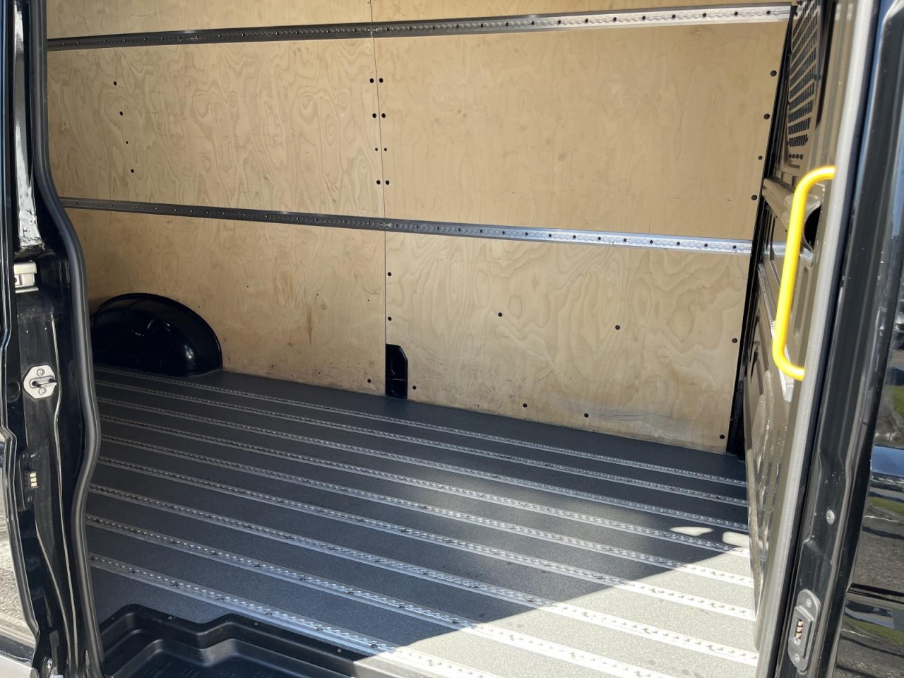 Crafter Kasten LR HD 2,0 TDI (Laderampe+AHK+Standhzg.)