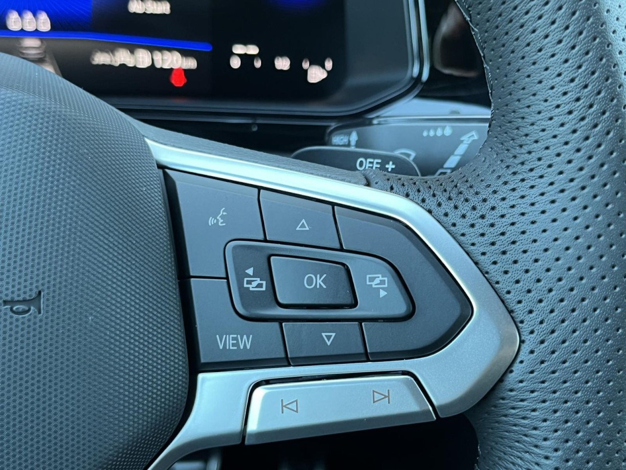 T-Roc 1,5 TSI DSG R-Line (BlackStyle+AHK+RearView)