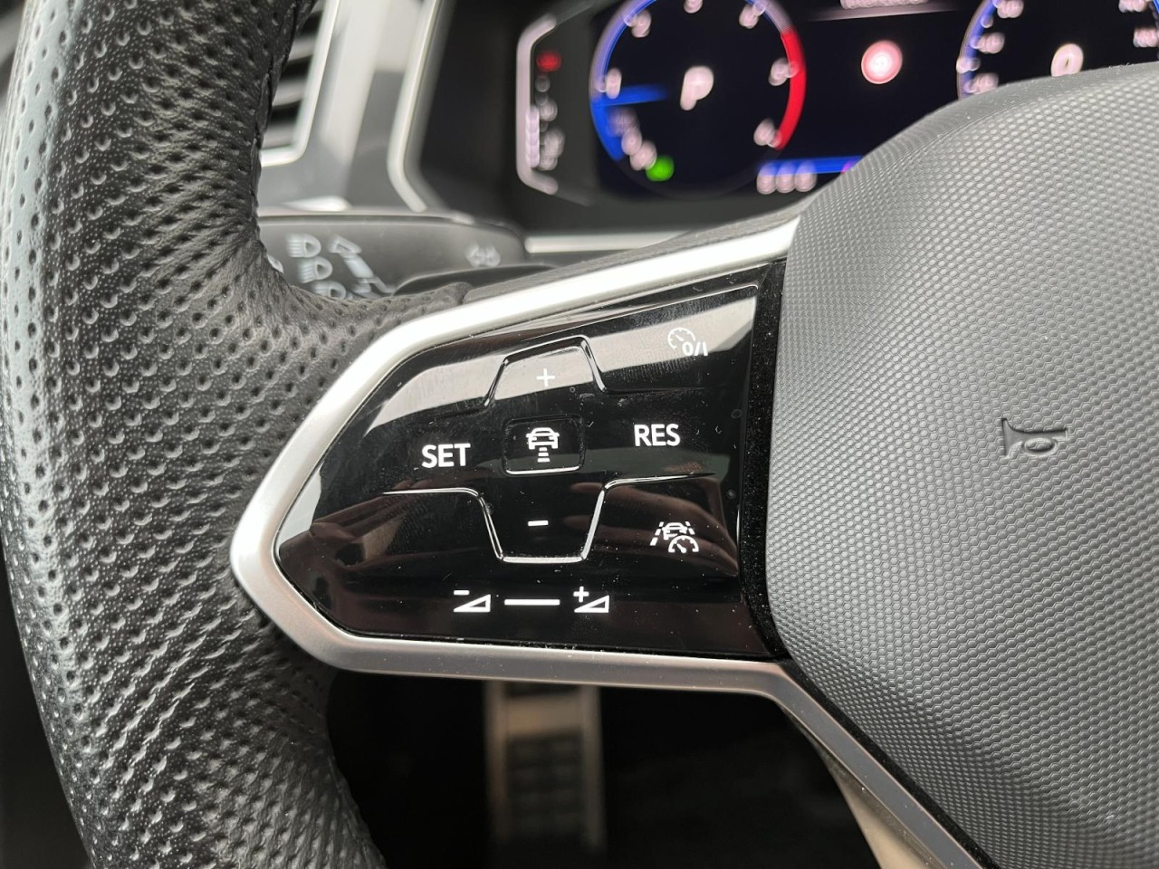 Tiguan Allspace 2,0 TDI DSG 4Motion R-Line BlackStyle (AHK+Navi+Pano)