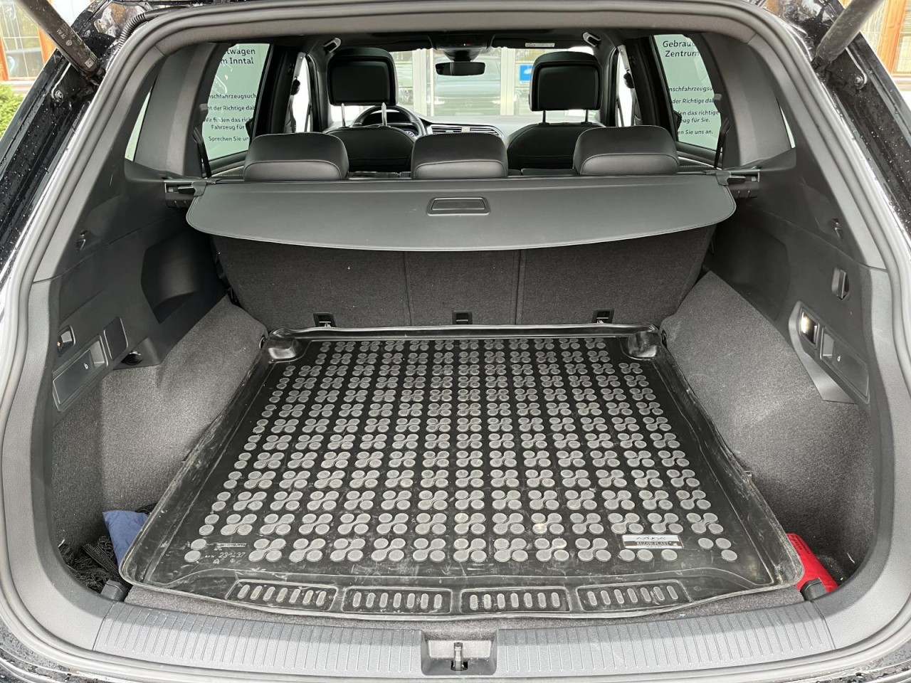 Tiguan Allspace 2,0 TDI DSG 4Motion R-Line BlackStyle (AHK+Navi+Pano)