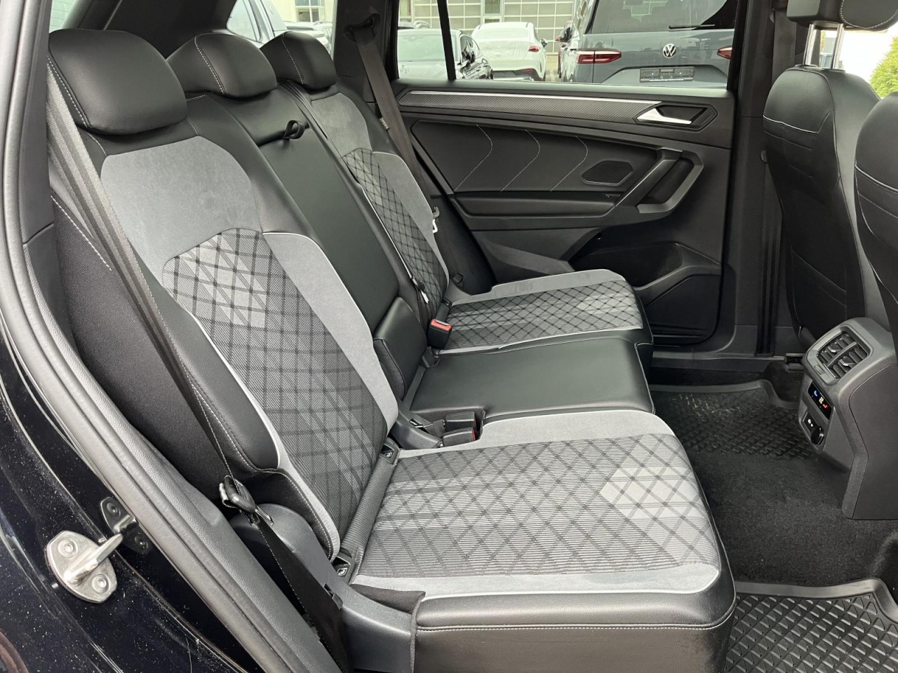 Tiguan Allspace 2,0 TDI DSG 4Motion R-Line BlackStyle (AHK+Navi+Pano)