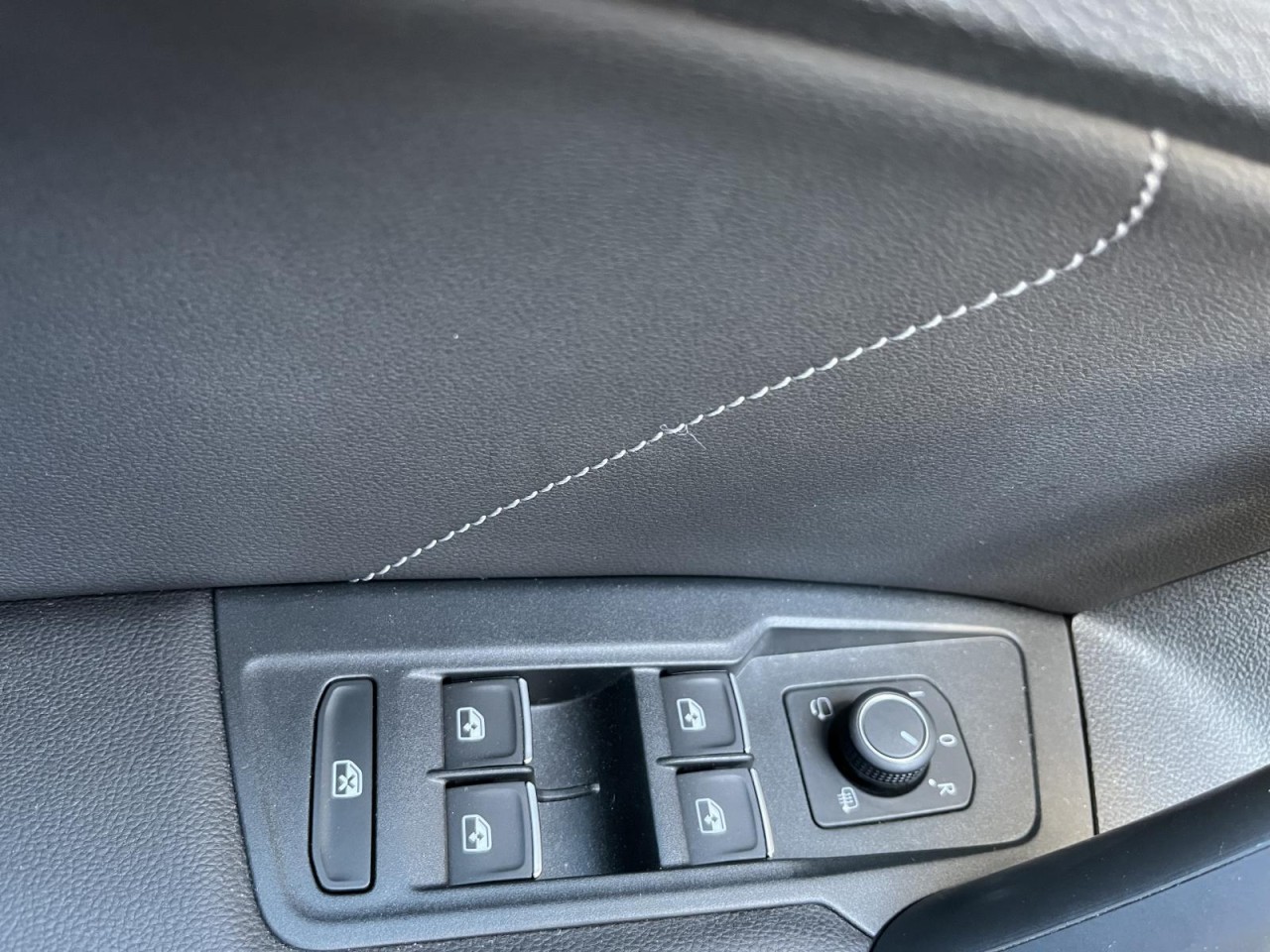 Tiguan 2,0 TDI DSG R-Line (Navi+Stanhzg.+AHK+RearView)