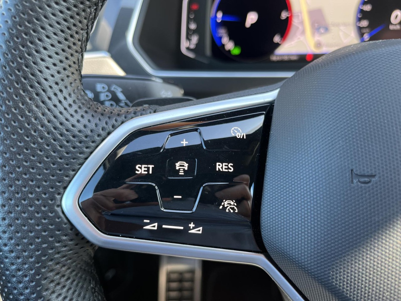 Tiguan 2,0 TDI DSG R-Line (Navi+Stanhzg.+AHK+RearView)