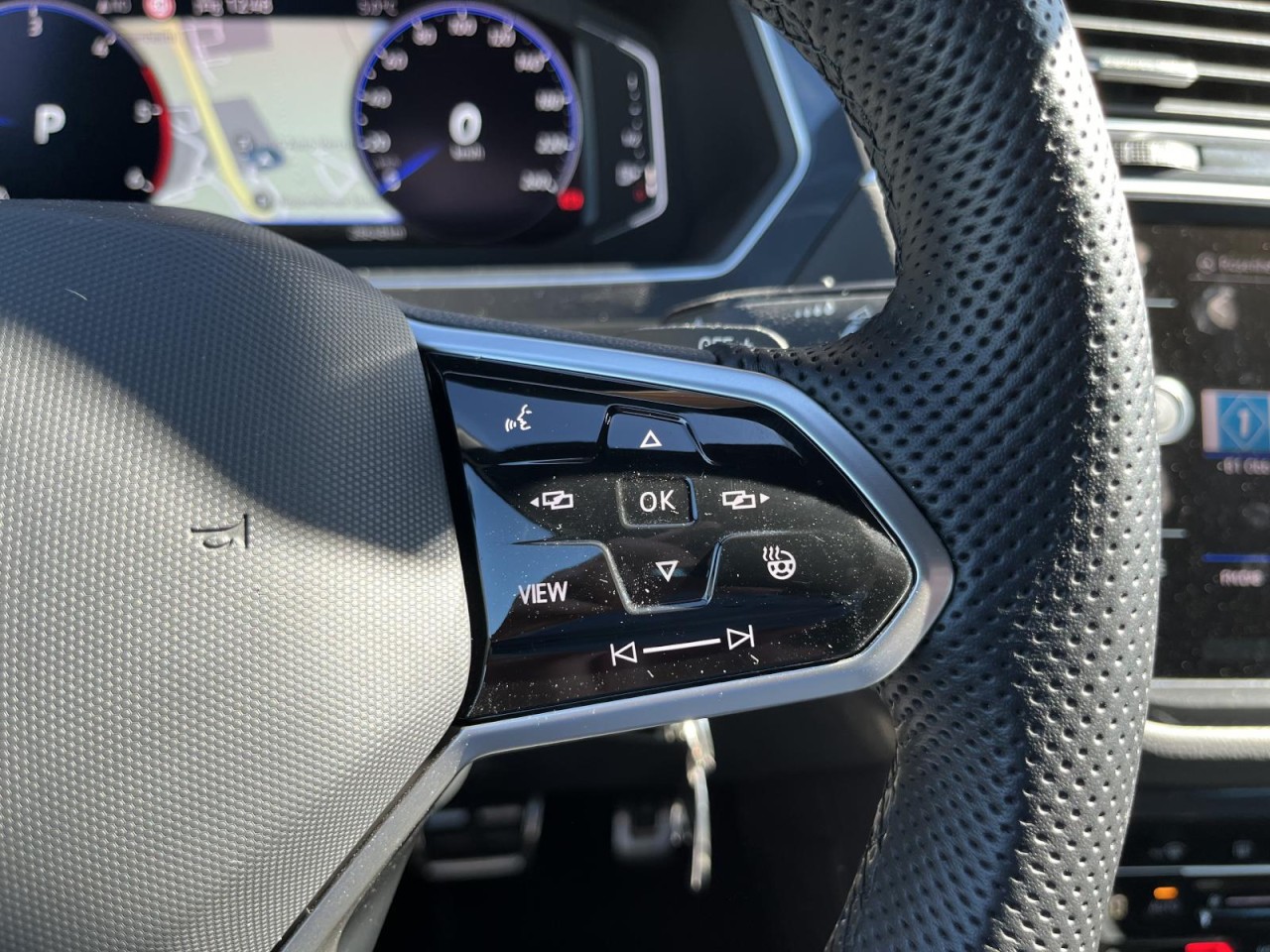 Tiguan 2,0 TDI DSG R-Line (Navi+Stanhzg.+AHK+RearView)