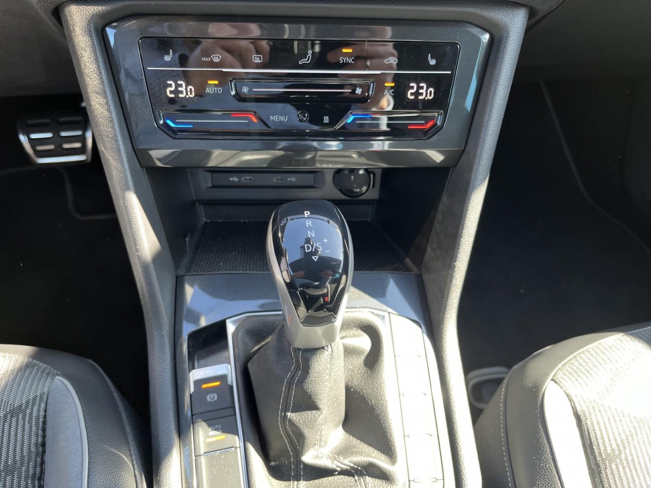 Tiguan 2,0 TDI DSG R-Line (Navi+Stanhzg.+AHK+RearView)