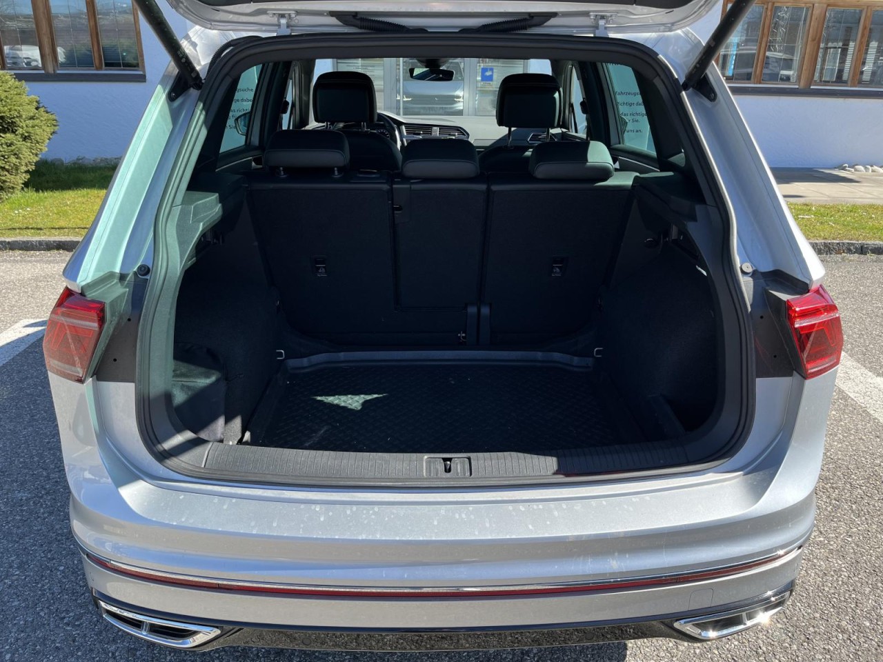 Tiguan 2,0 TDI DSG R-Line (Navi+Stanhzg.+AHK+RearView)