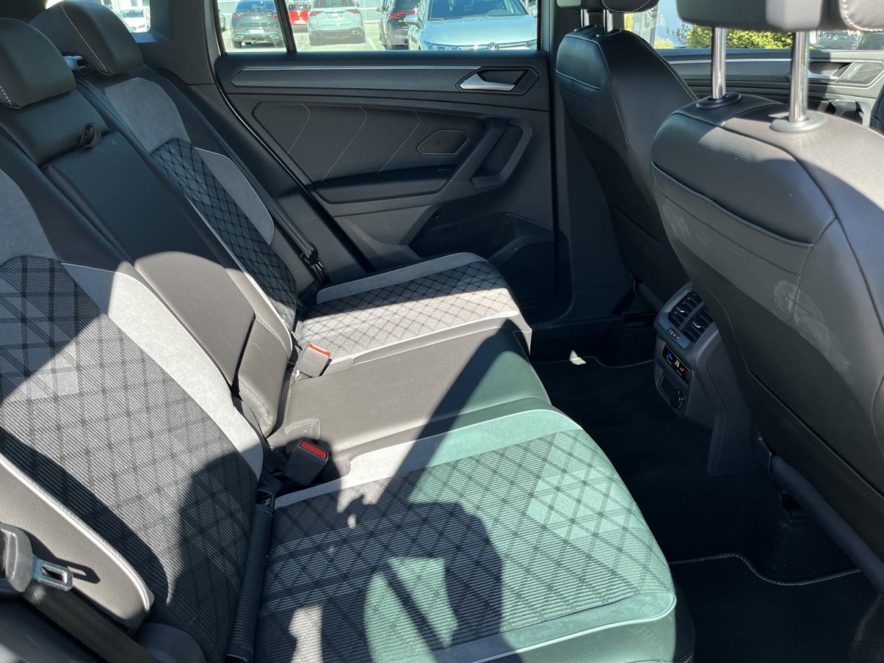 Tiguan 2,0 TDI DSG R-Line (Navi+Stanhzg.+AHK+RearView)