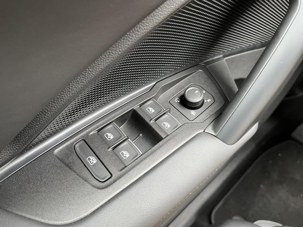 Tiguan 1,5 eTSI DSG Elegance (IQLight+AHK+Navi)