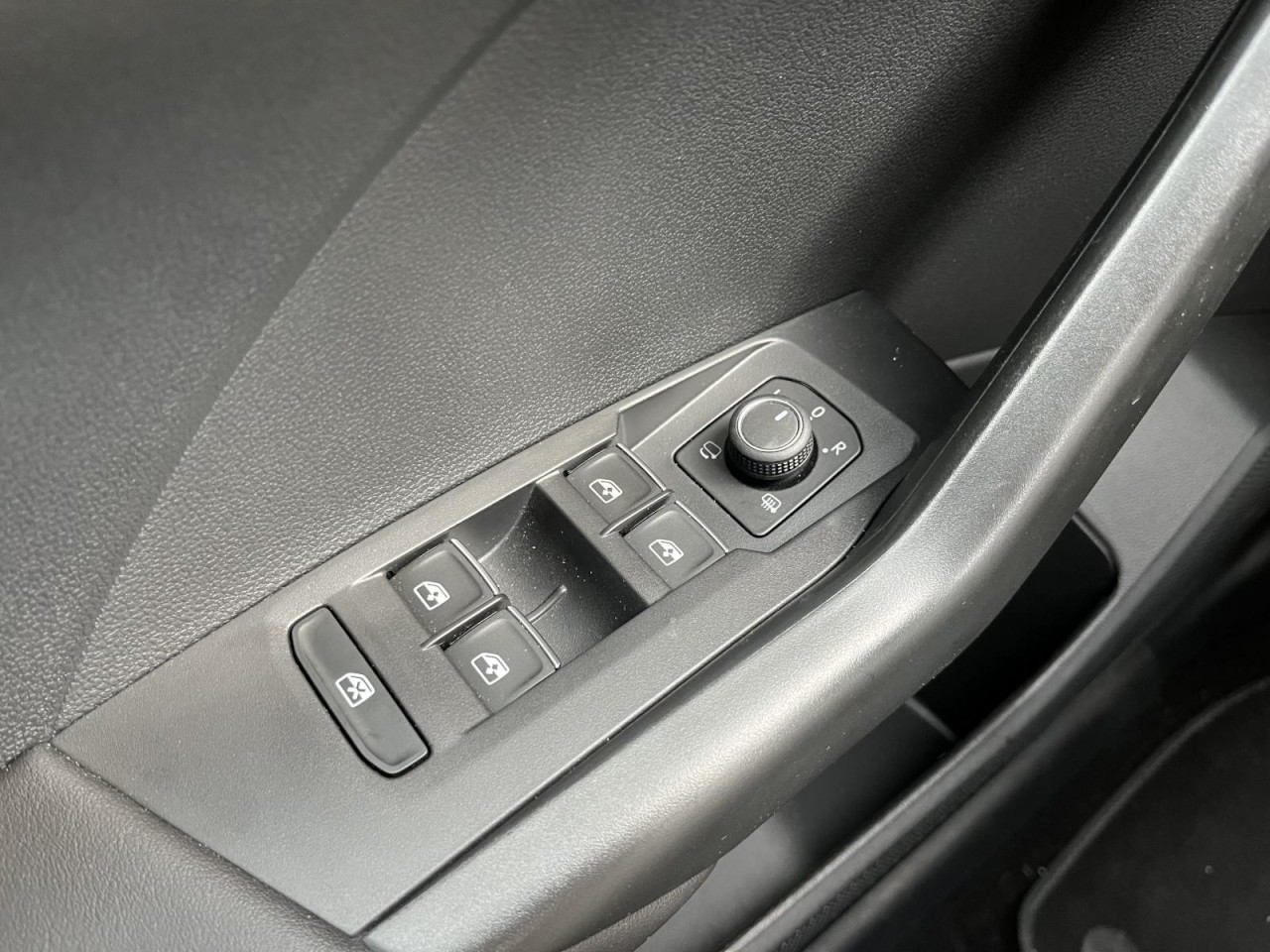 T-Cross 1,0 TSI DSG R-Line (Navi+RearView+LED)