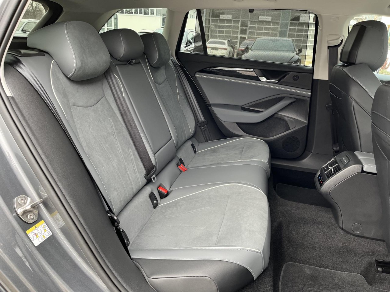 Passat Variant 1,5 TSI DSG Bussines (Navi+LED+RearView)