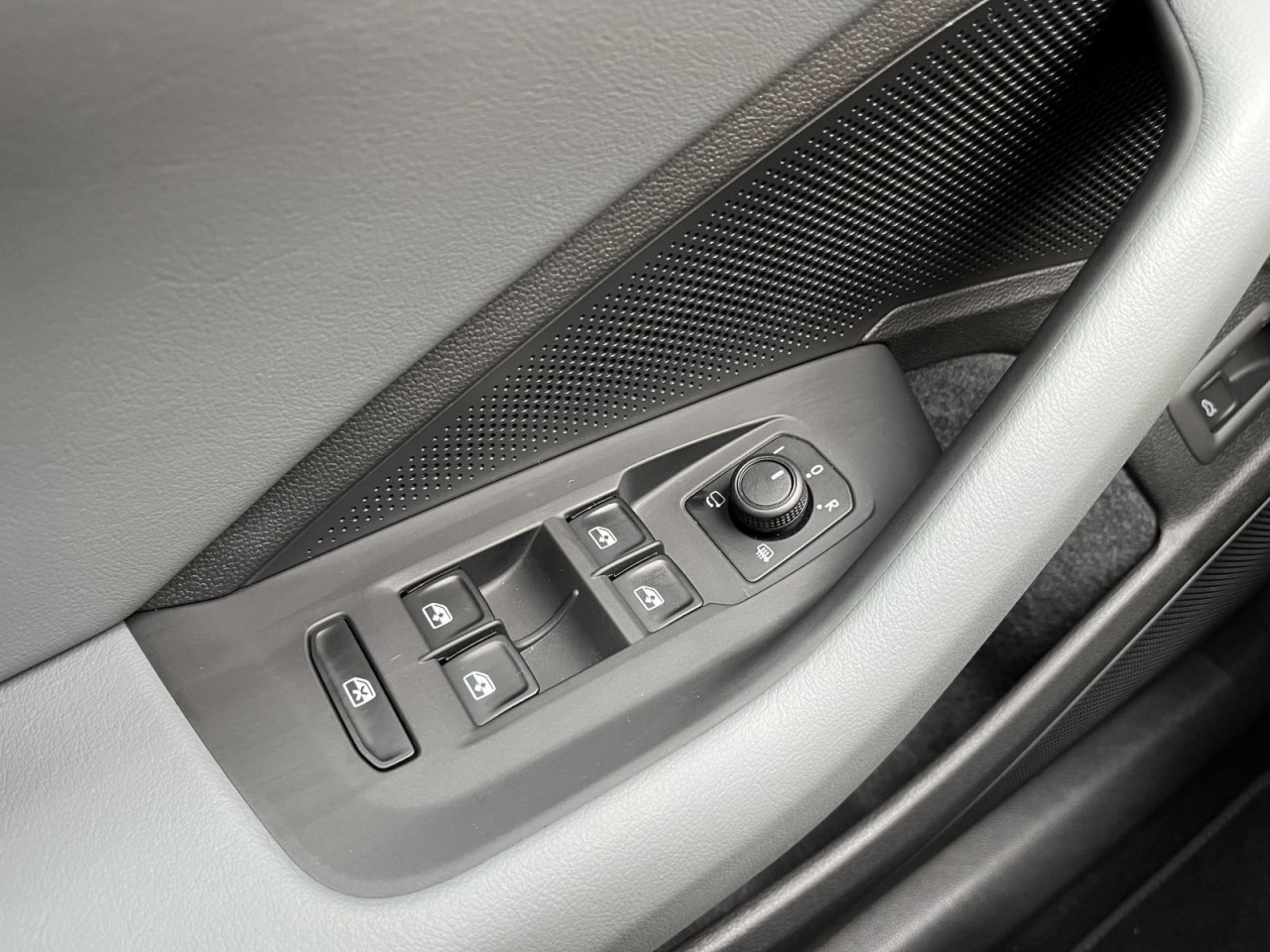 Passat Variant 1,5 TSI DSG Bussines (Navi+LED+RearView)