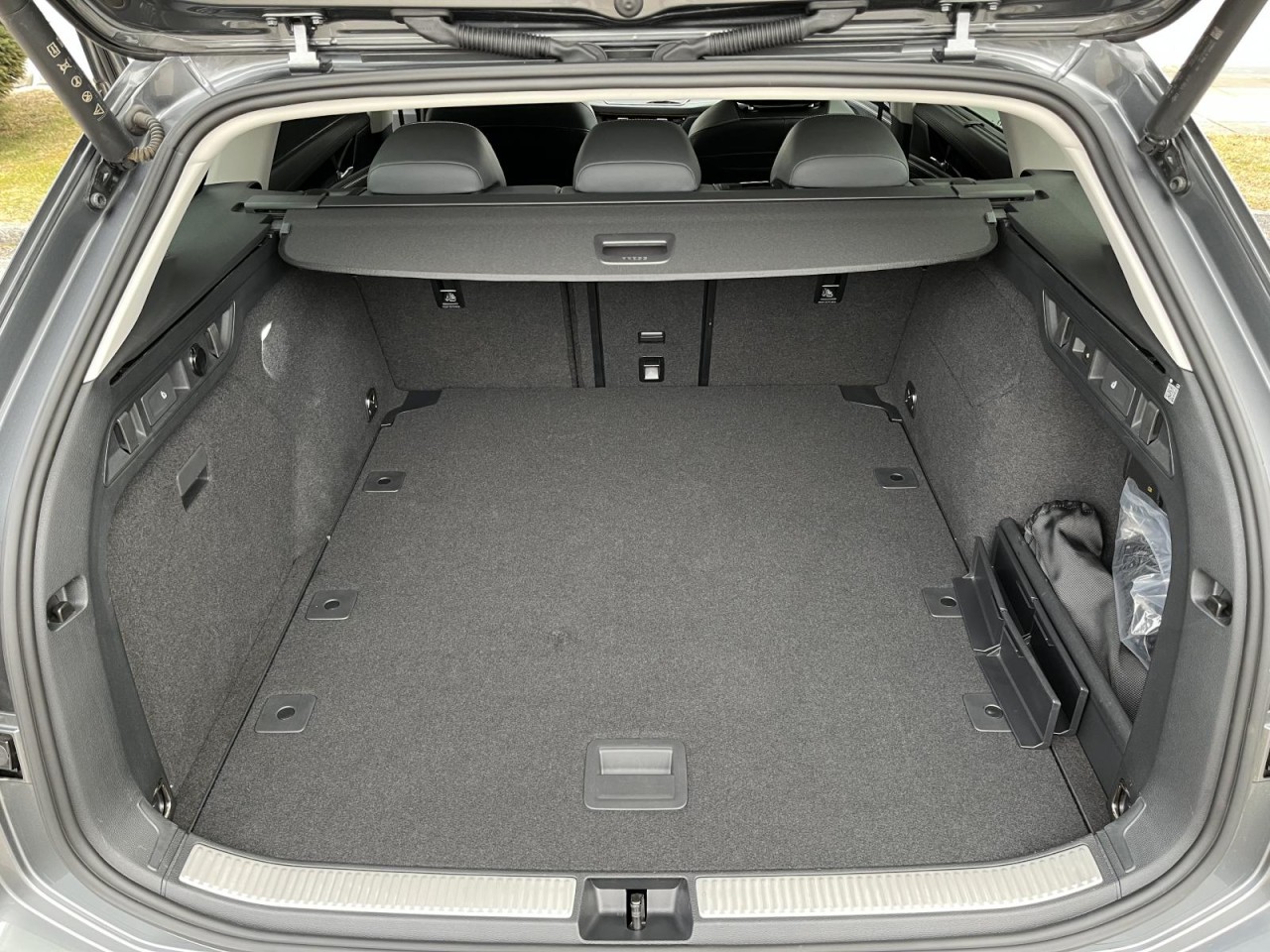 Passat Variant 1,5 TSI DSG Bussines (Navi+LED+RearView)