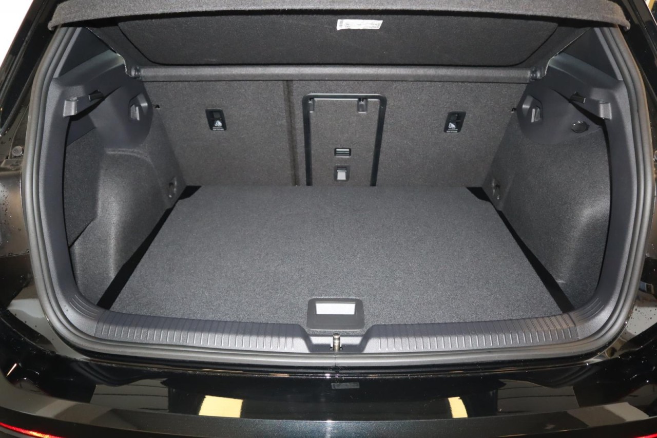 Golf VIII R 2,0 TSI DSG 4Motion (LED+DCC+RearView)