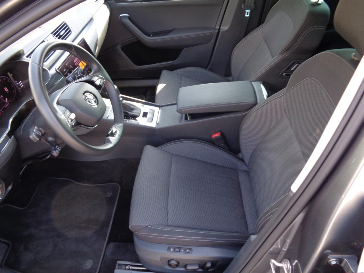 Superb Combi 2,0 TSI DSG ( Navi,Parklenkassi,Travellerpaket,ACC)