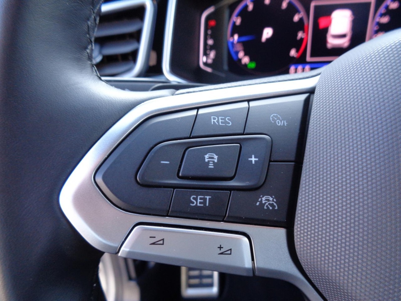 T-Roc 1,5 TSI DSG R-Line (LED+Navi+RearView)