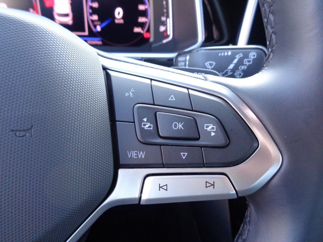 T-Roc 1,5 TSI DSG R-Line (LED+Navi+RearView)