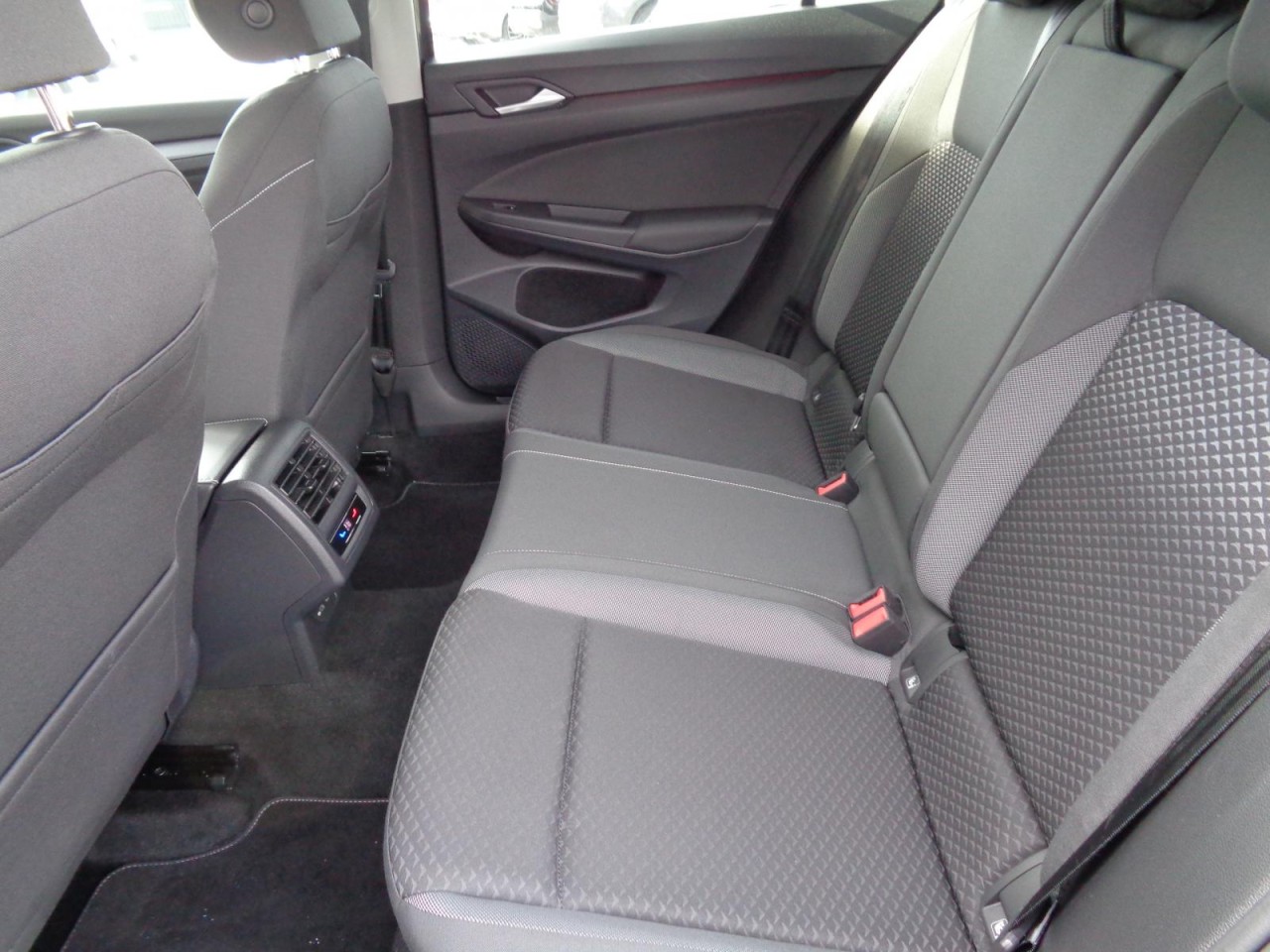 Golf VIII 1,5 eTSI DSG Active (LED+RearView+Navi)