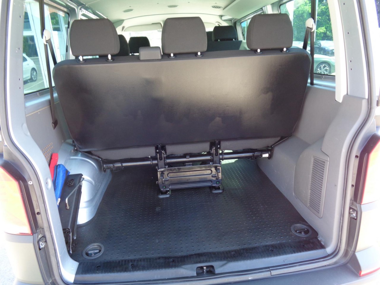 Transporter Kombi T6.1 2.0 TDI (Navi, PDC, GRA, 8-Sitzer)